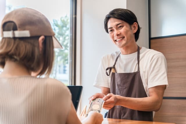 接客するアルバイト定員