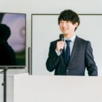 プレゼンする男性